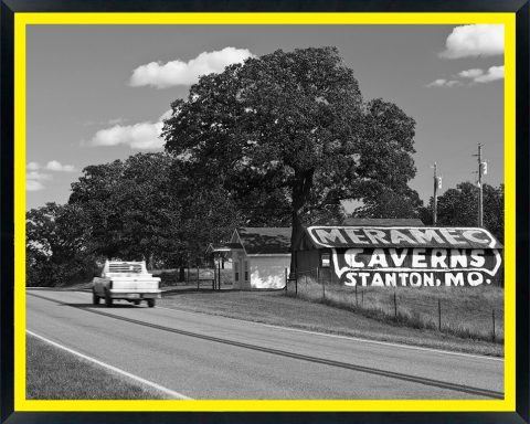 USA, Oklahoma, Route 66, Twin Oaks nr, Chandler, 'Meramec Barn' advertising Meramec Caverns in Missouri (RF)